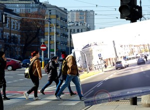 Kierowcy Mercedesa się spieszyło. Było bardzo blisko potrącenia [WIDEO]