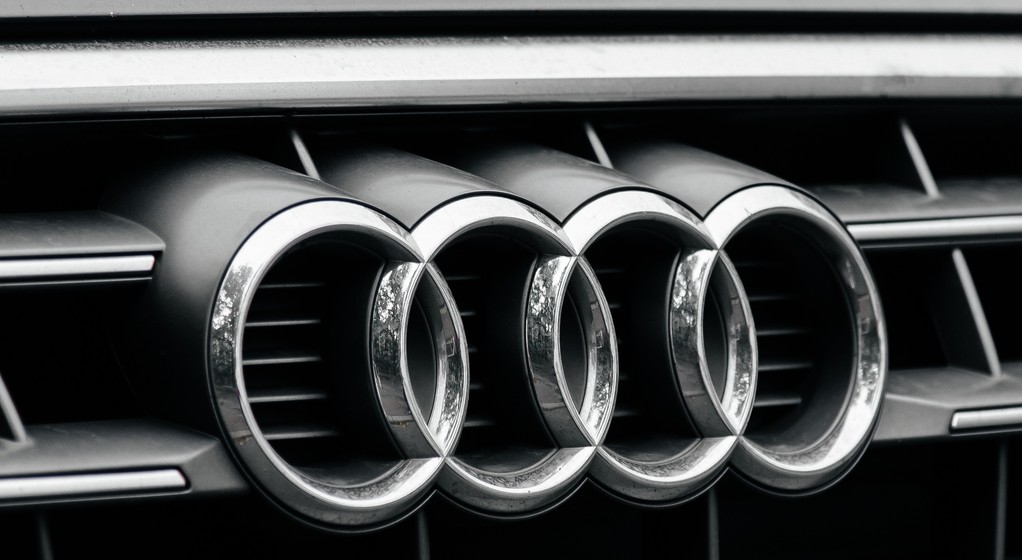 Osłona chłodnicy z logo Audi