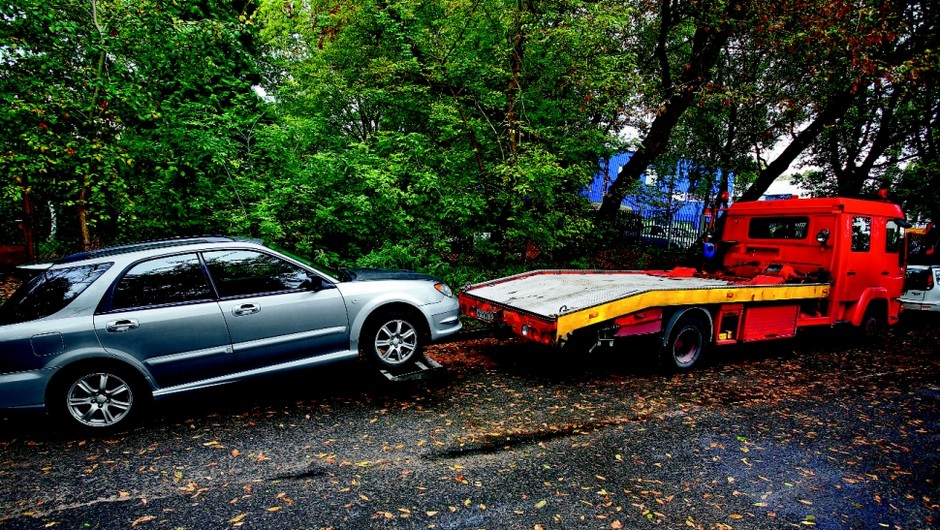 Jak bezpiecznie holować auto?