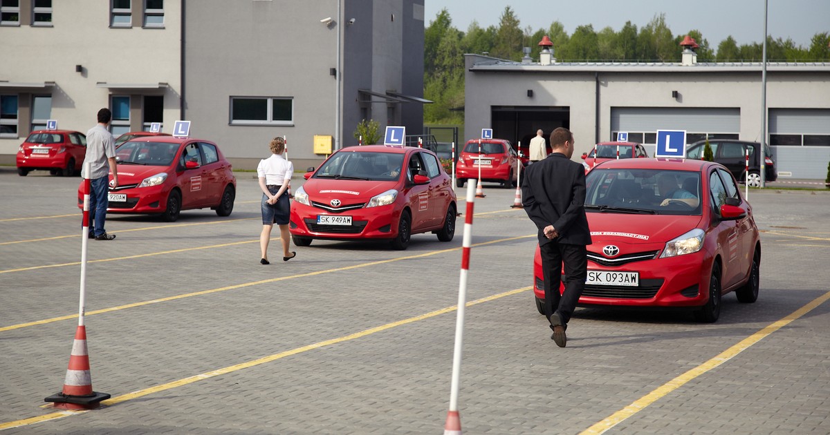 Dzisiaj na egzamin nie trzeba już czekać miesiącami, ale w porównaniu z poprzednimi latami wzrósł koszt zdobycia uprawnień do prowadzenia pojazdów
