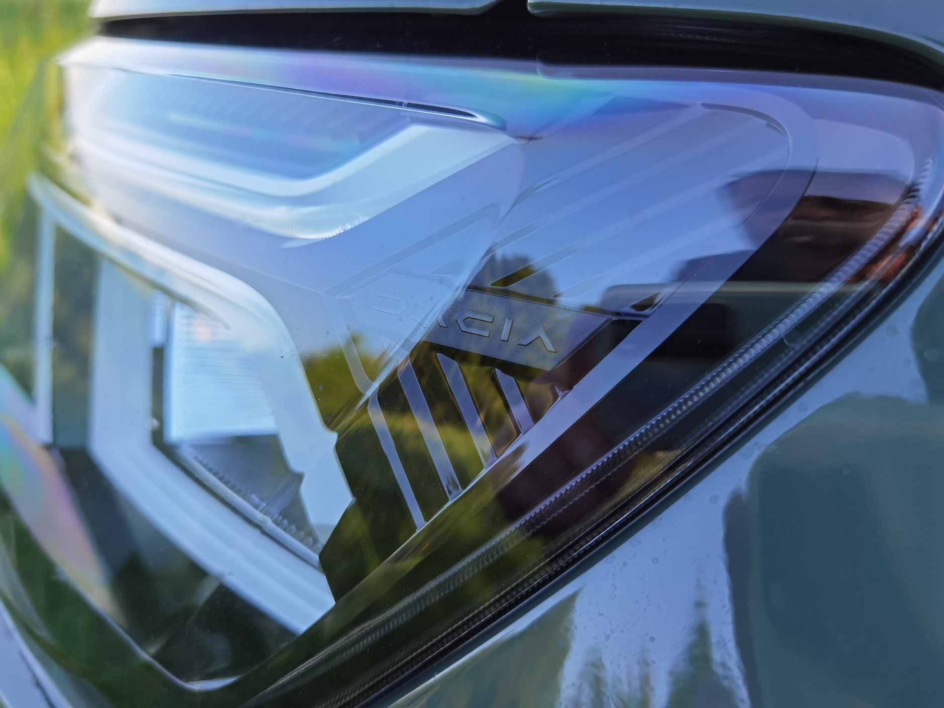 Dacia Duster Journey 150 TCE EDC - w przednich lampach zadbano o ciekawe detale