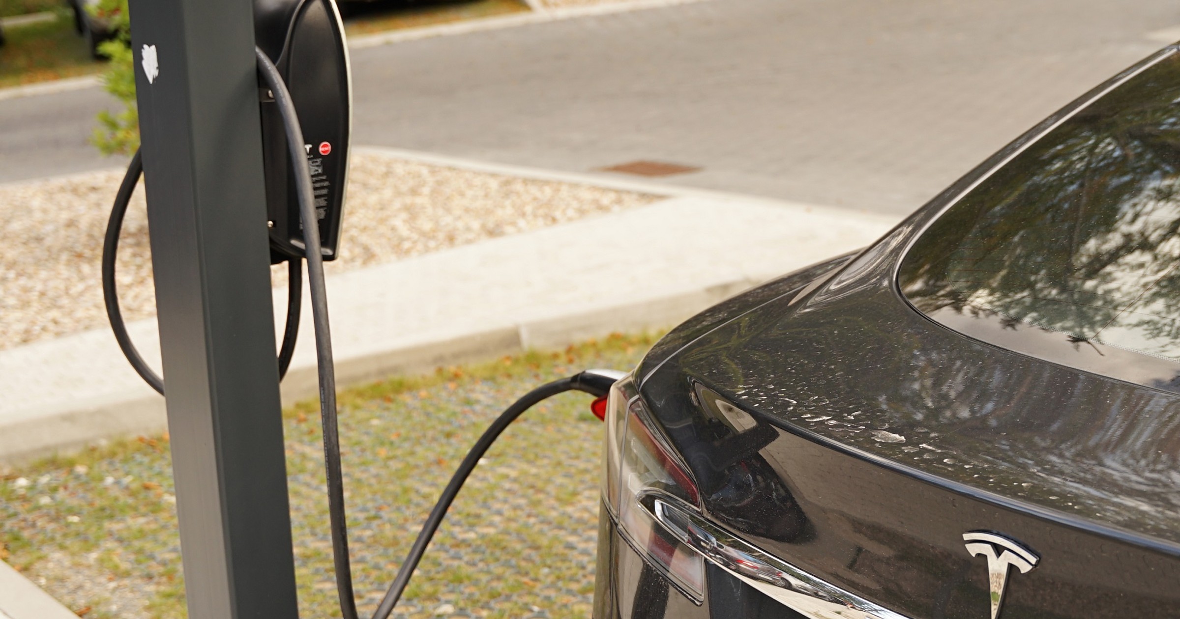 Ładowanie samochodu elektrycznego na parkingu