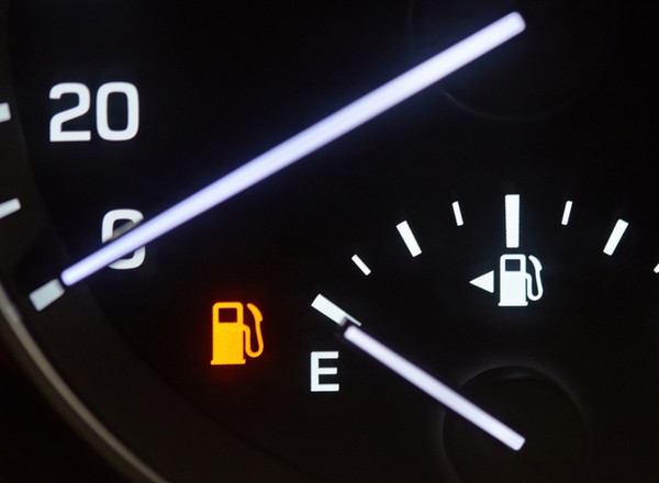 Ile kilometrów przejedziesz na rezerwie? To zależy od samochodu, ale lepiej uważać