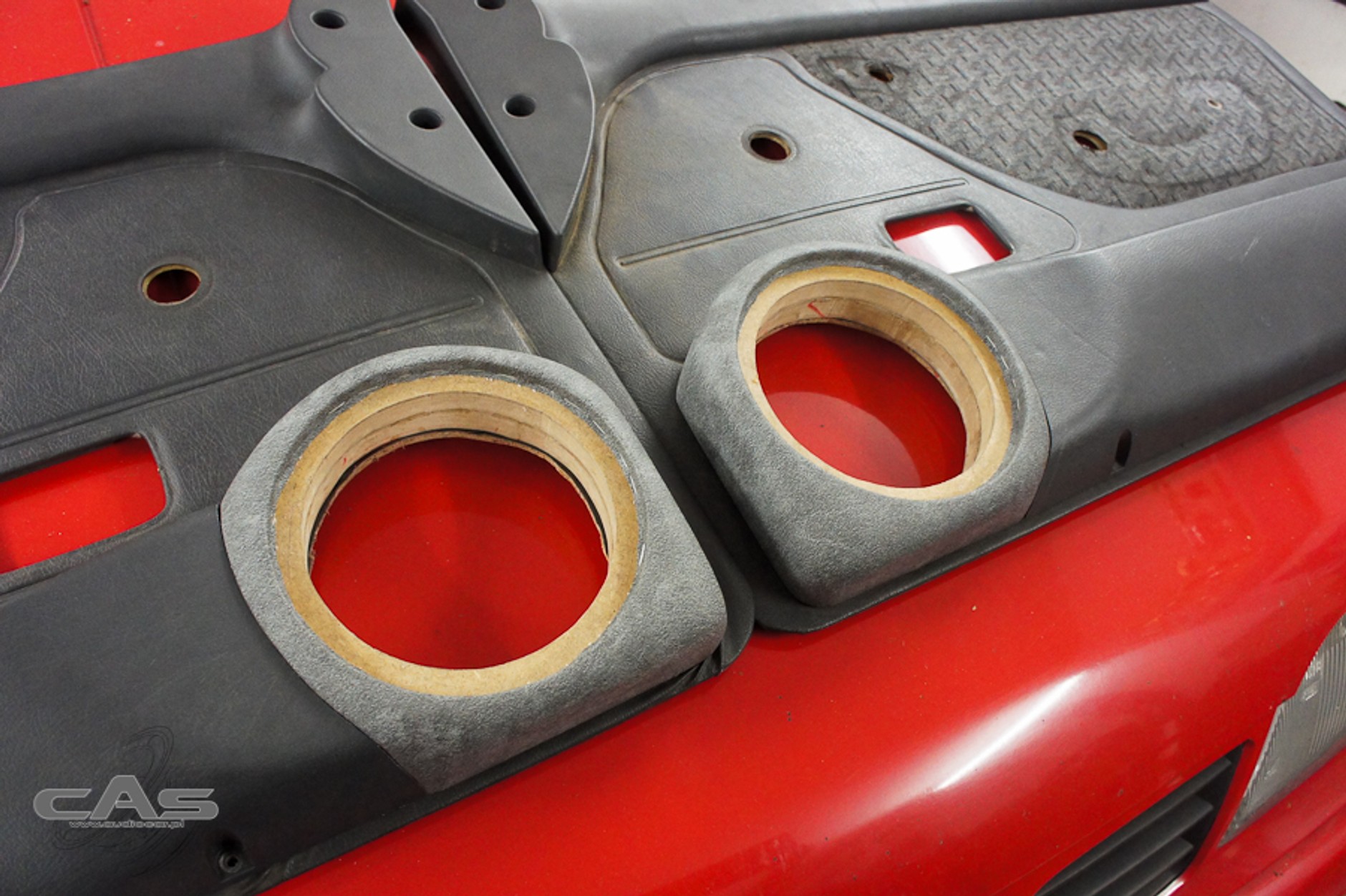 . Panele drzwi Poloneza oklejono materiałem imitującym strukturę tworzywa sztucznego