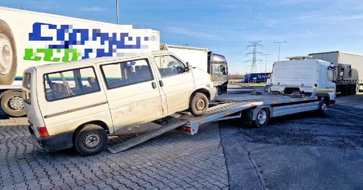 Zobaczył "myszkującego" Volkswagena T4 i wszczął alarm. Ułatwił pracę policji