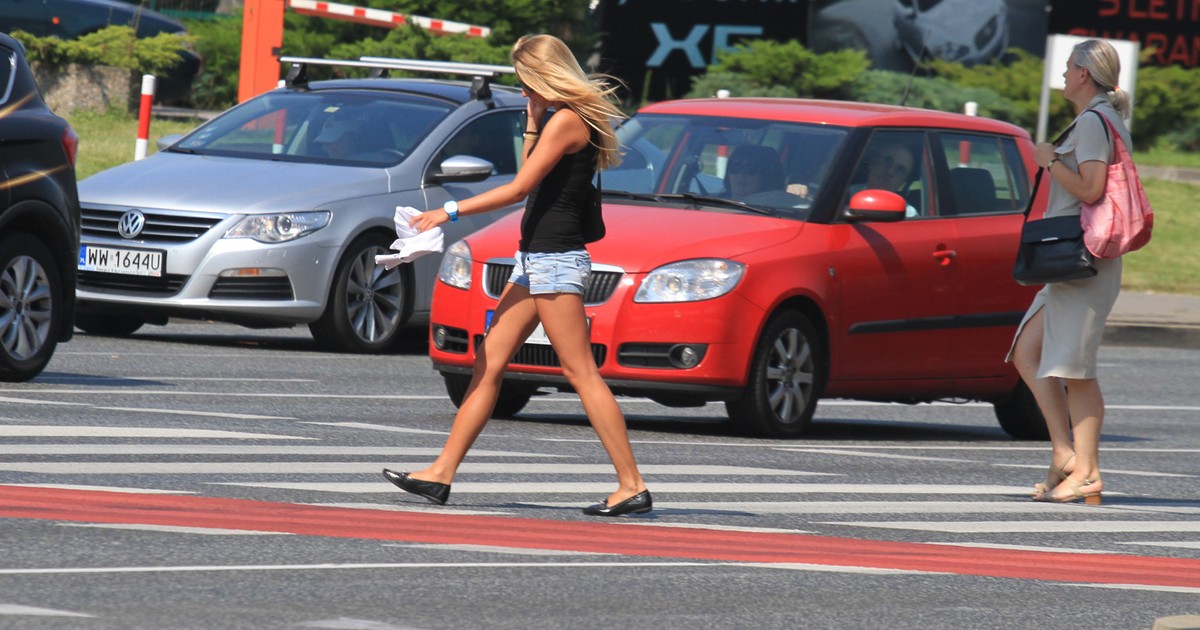 PIeszy z pierwszeństwem jeszcze przed wejściem na pasy, ale nie może korzystać z telefonu