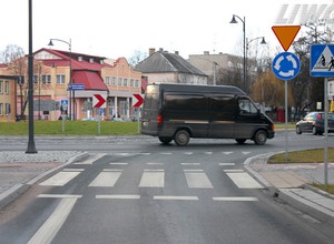 Czym różnią się znaki B-20 i A-7? Kierowcy często się mylą