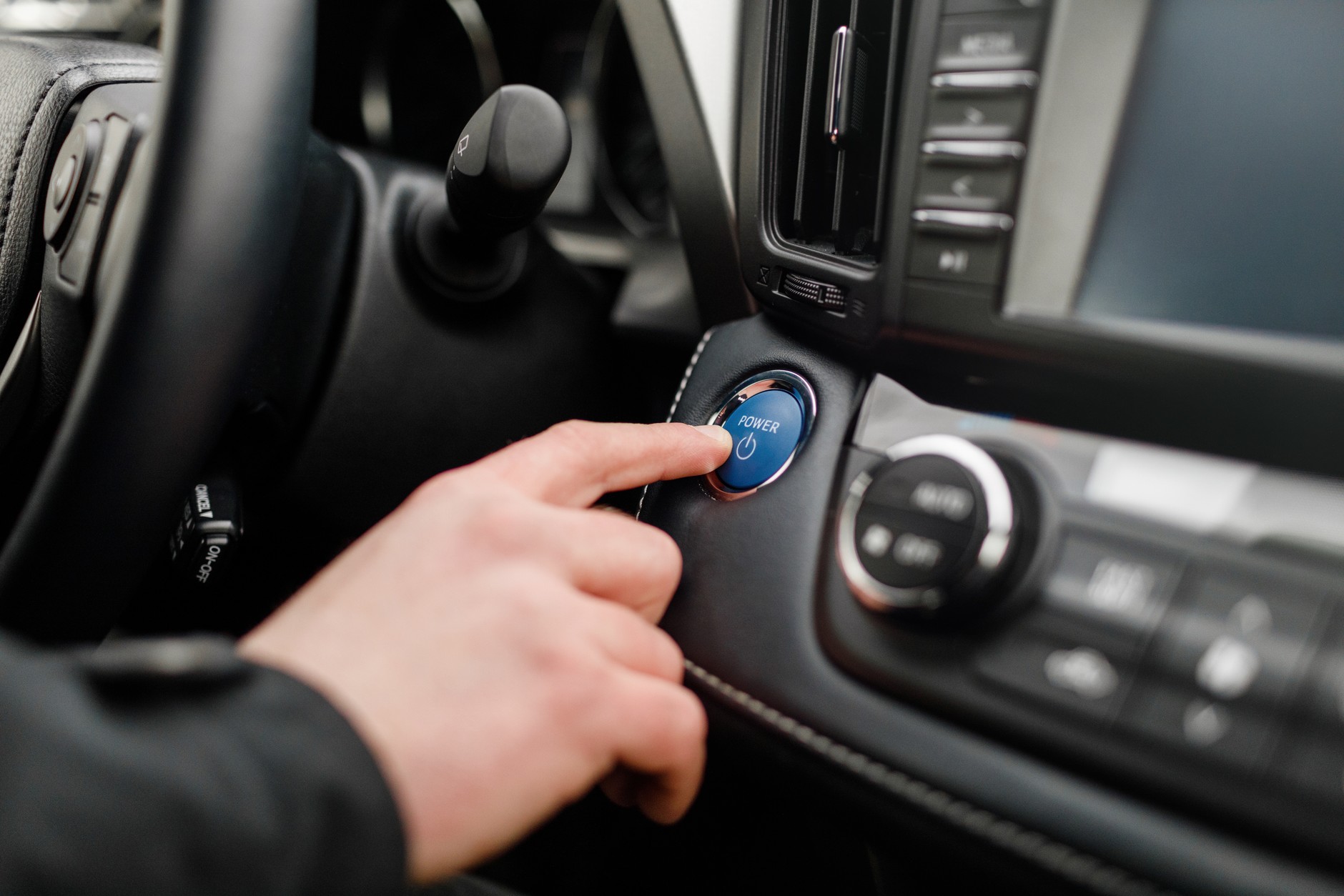 Jedną z częściej spotykanych zaawansowanych funkcji współczesnych kluczyków jest możliwość uruchomienia silnika bez konieczności wyjmowania ich z kieszeni