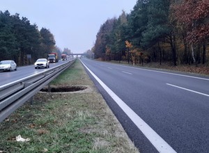 Zagrożenie zapadliskami na DK 94. Mogą być takie wielkości, że wpadnie do nich samochód
