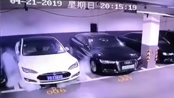 Wybuch Tesli na parkingu podziemnym [Wideo]