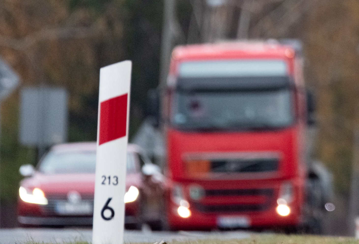 Słupek pikietażowy przy drodze