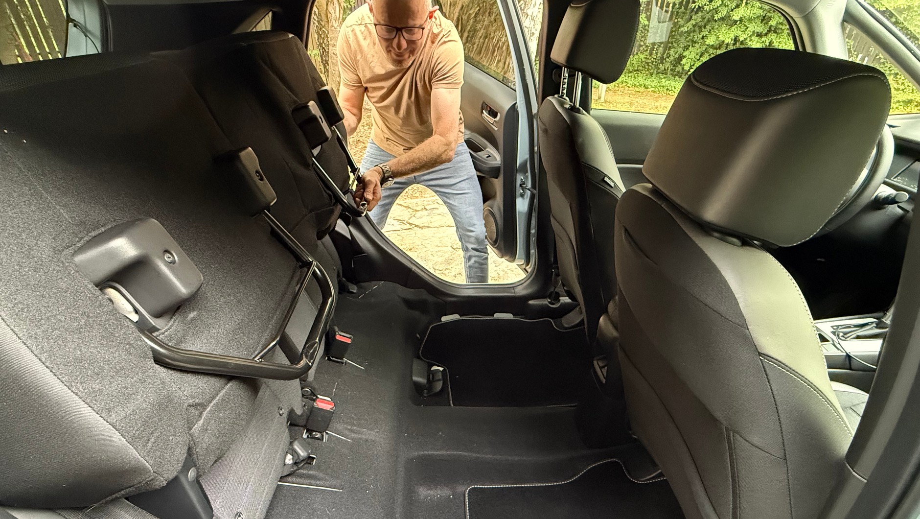 Honda Jazz Crosstar: siedziska kanapy można złożyć do pionu i zablokować, uzyskując miejsce na duży przedmiot. Oprócz tego mamy jeszcze nienaruszony bagażnik