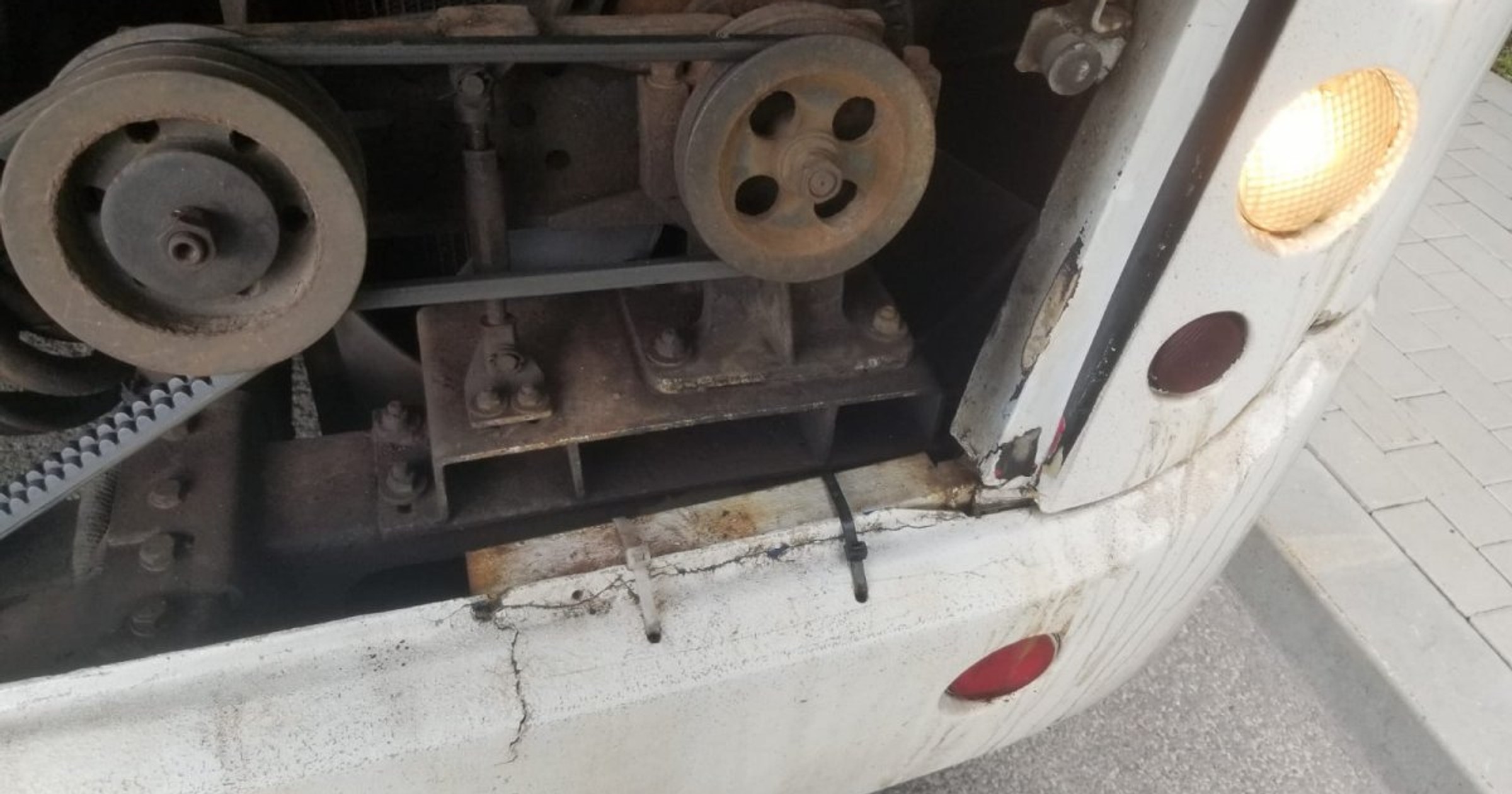 Autobus dla dzieci wyglądał jak wyciągnięty ze złomowiska