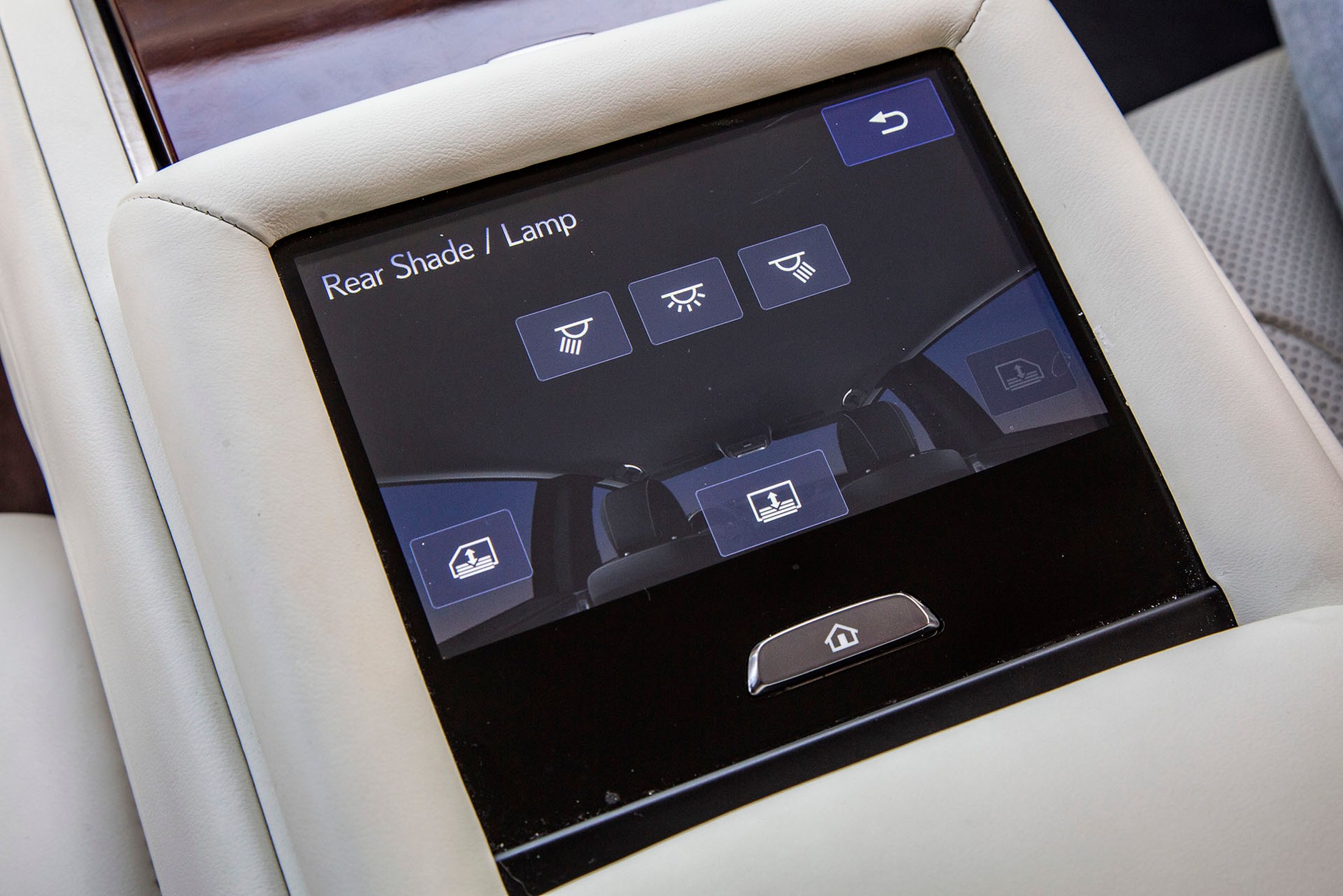 Lexus LS500h - jeździć czy być wożonym?