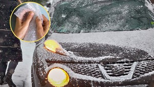 Zabierz do auta folię bąbelkową. Tak zapobiegniesz zamarzaniu szyb