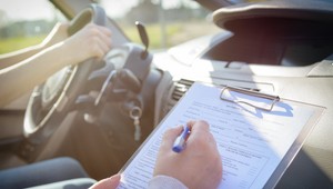 Sprawdź, czy zdałbyś test na prawo jazdy. Mniej niż 14/15 to porażka