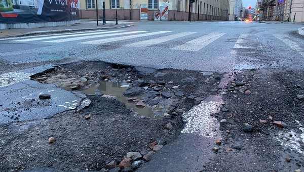Dziury w łódzkich ulicach to kratery. Można urwać koło [Galeria]
