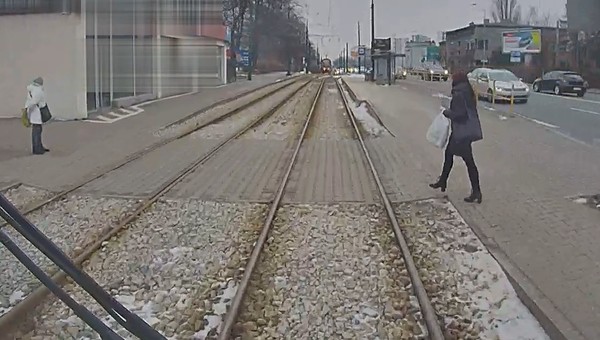 Weszła prosto pod jadący tramwaj. Motorniczy awaryjnie zahamował [WIDEO]
