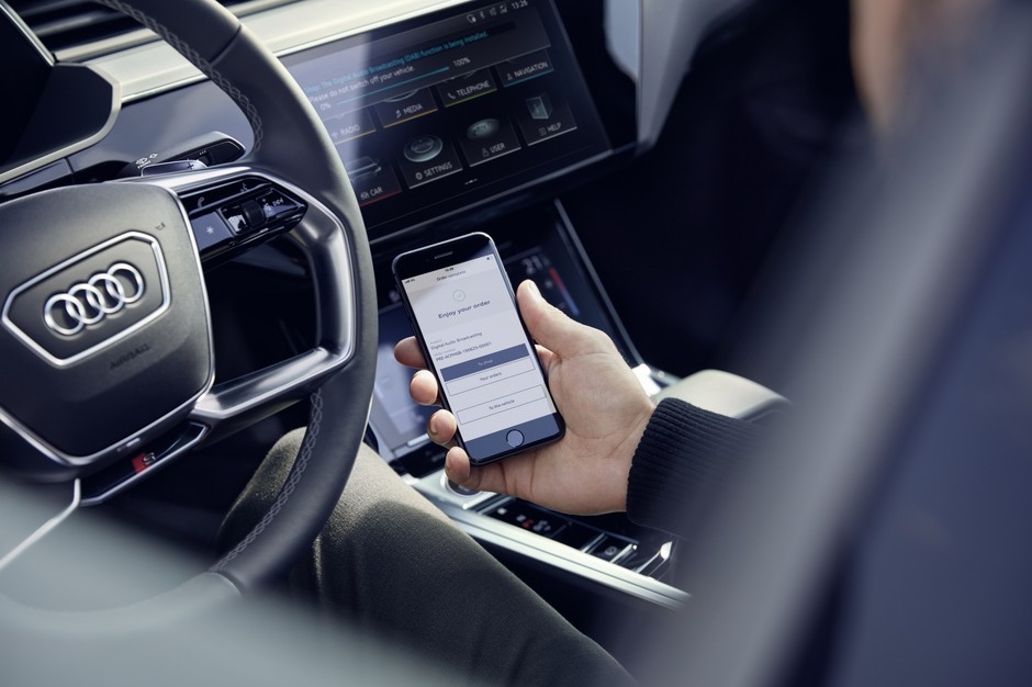 To, że auto fizycznie stoi np. na światłach czy w korku, nie znaczy wcale, że kierowcy wolno bezkarnie sięgnąć po telefon. Dla policjantów i sądów, zatrzymanie wynikające z sytuacji na drodze lub przepisów ruchu, wcale nie przerywa jazdy.