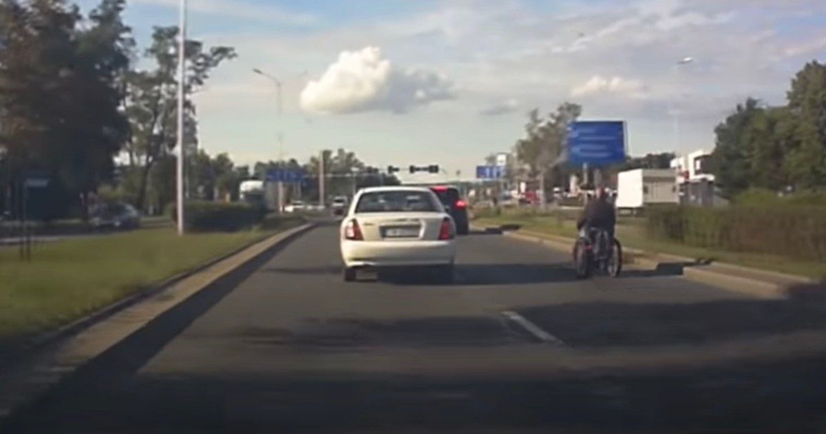 Zarejestrowany na filmie wózek poruszał się z prędkością typową dla... samochodu