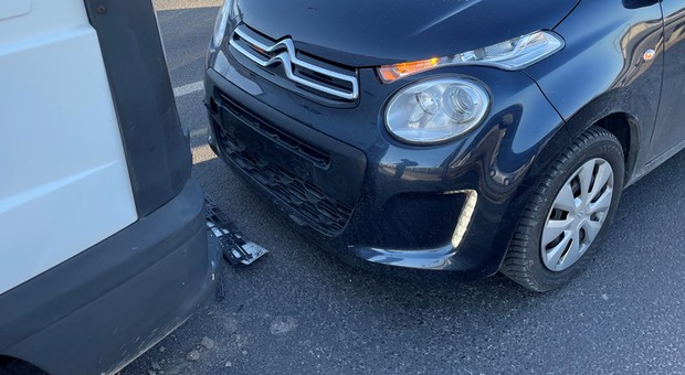 To była drobna stłuczka na parkingu. Kosztowała kierującą 70 tys. zł
