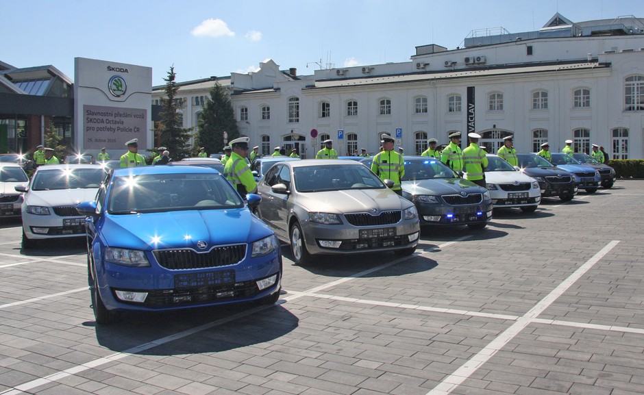 Nowe nieoznakowane radiowozy czeskiej policji