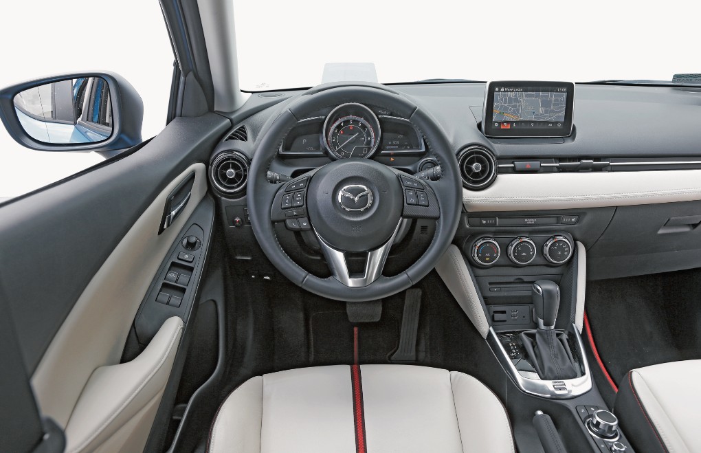 Ergonomia bez zarzutu, trafiają się egzemplarze z bogatym wyposażeniem. Gdyby jeszcze nie te koszmarne plastiki...