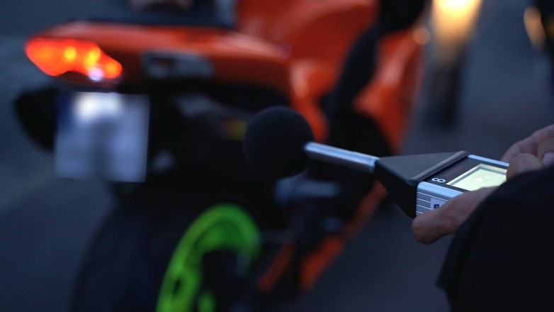 Policyjna kontrola za pomocą sonometru (zdjęcie ilustracyjne)