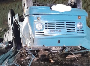 Kierowca busa najechał na tył Żuka na autostradzie. 10 osób rannych