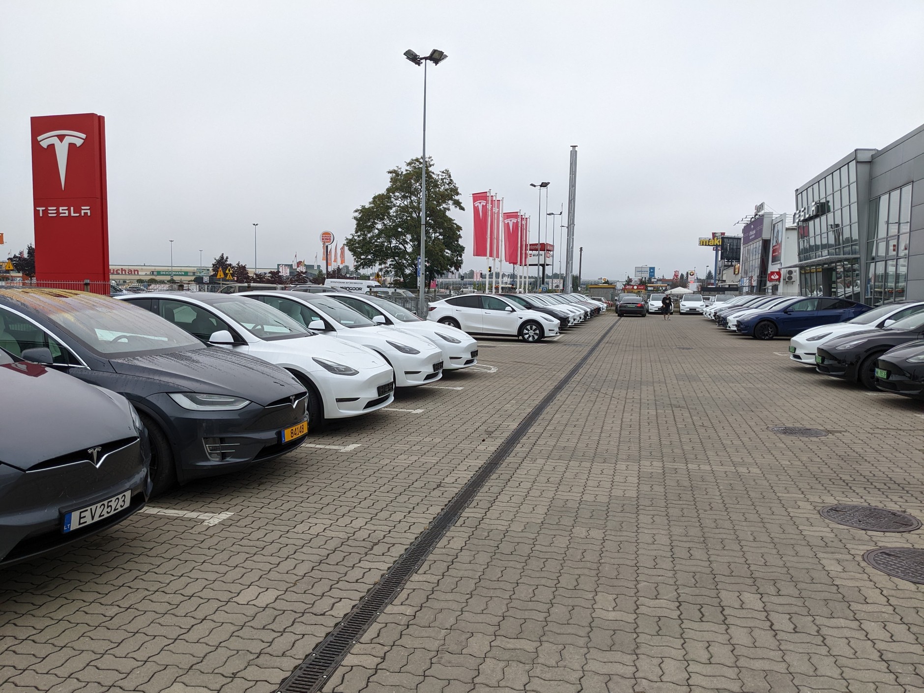 Odbiór nowej Tesli Model Y z salonu