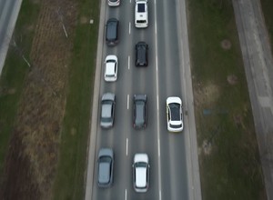Czym bardziej opłaca się jeździć po Warszawie - samochodem elektrycznym czy komunikacją?