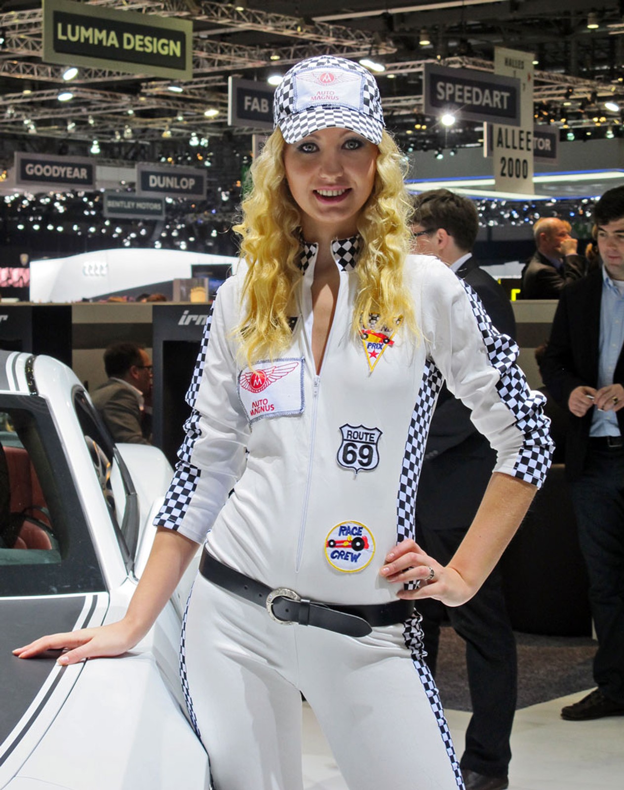 Genewa 2011: dziewczyny i samochody (galeria, wideo)