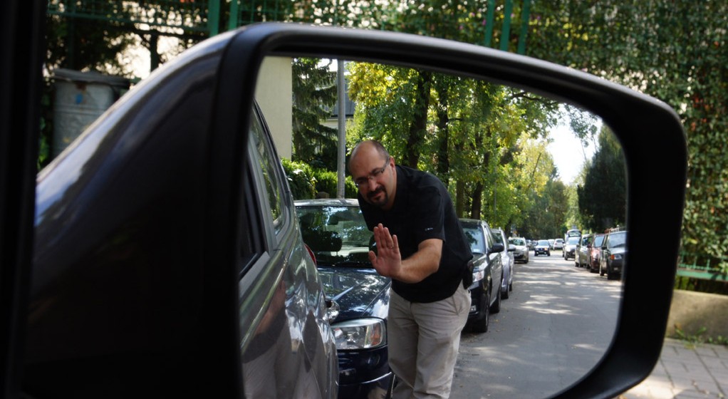 Można i tak; parkowania równoległego można się jednak nauczyć, by wykonywać ten manewr bez pomocy z zewnątrz