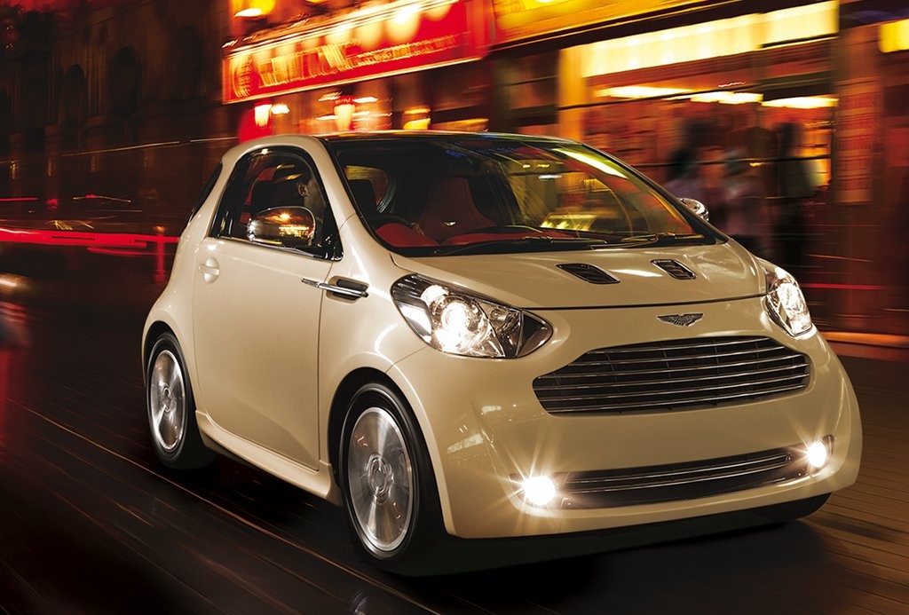 Kiedyś, żeby obniżyć flotową emisję, producenci dużych aut pozyskiwali do swoich gam maluchy innych marek. Oto ekologiczny listek figowy Astona Martina, czyli model Cygnet będący Toyotą iQ z innym przodem.  