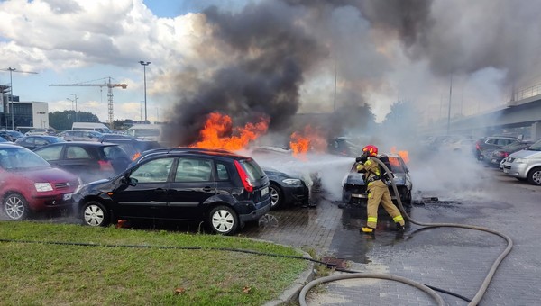 Wielki pożar przy polskim lotnisku, 11 aut zniszczonych przez ogień. Jak do tego doszło?