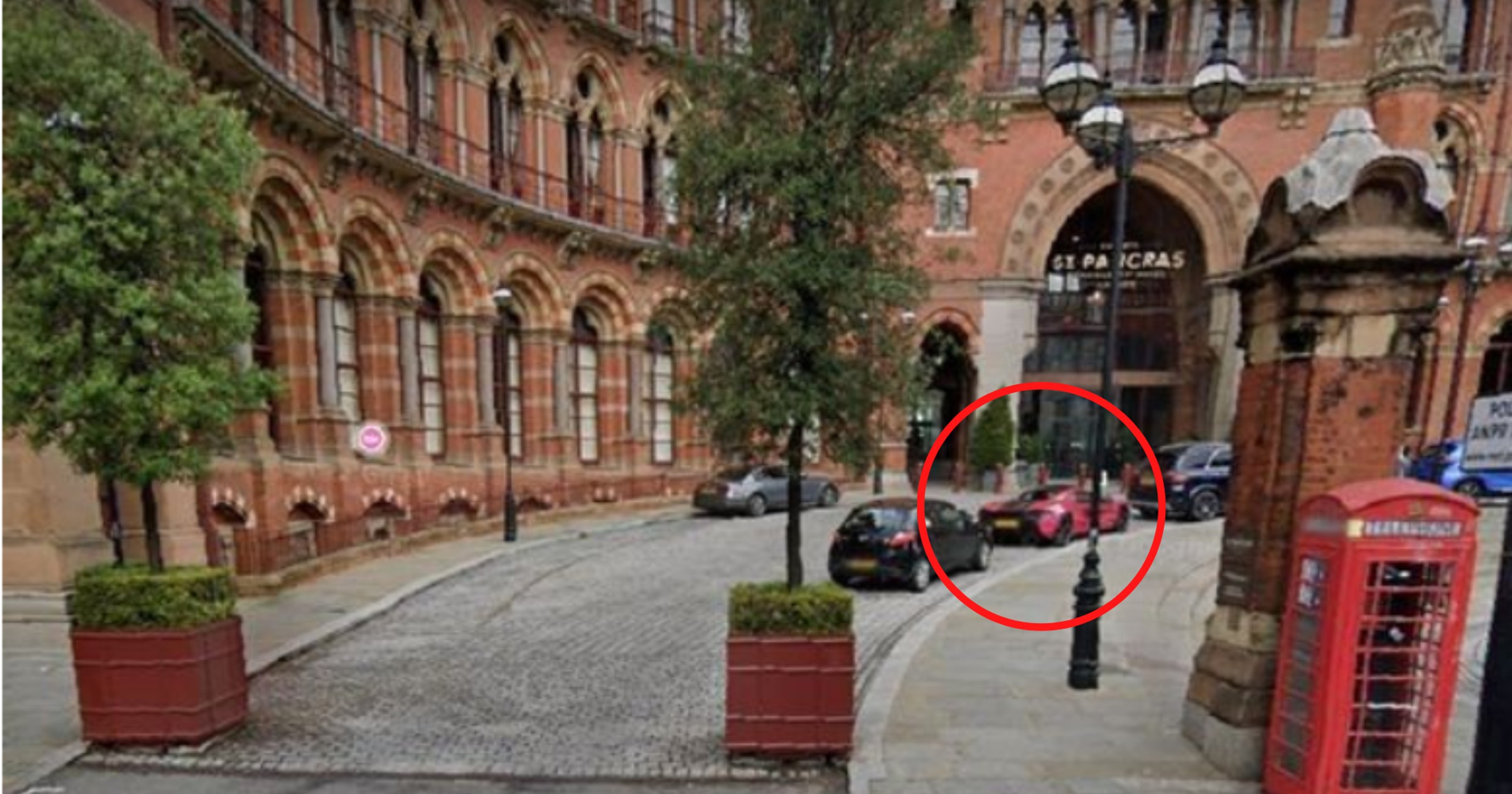 Różowy McLaren w Wielkiej Brytanii (fot. Google Street)