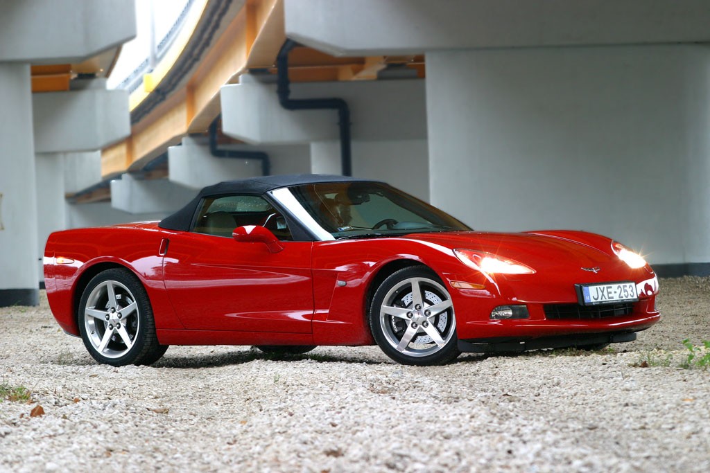 Bardzo atrakcyjnie wygląda zarówno wersja z odchylanym dachem, jak i odmiana targa