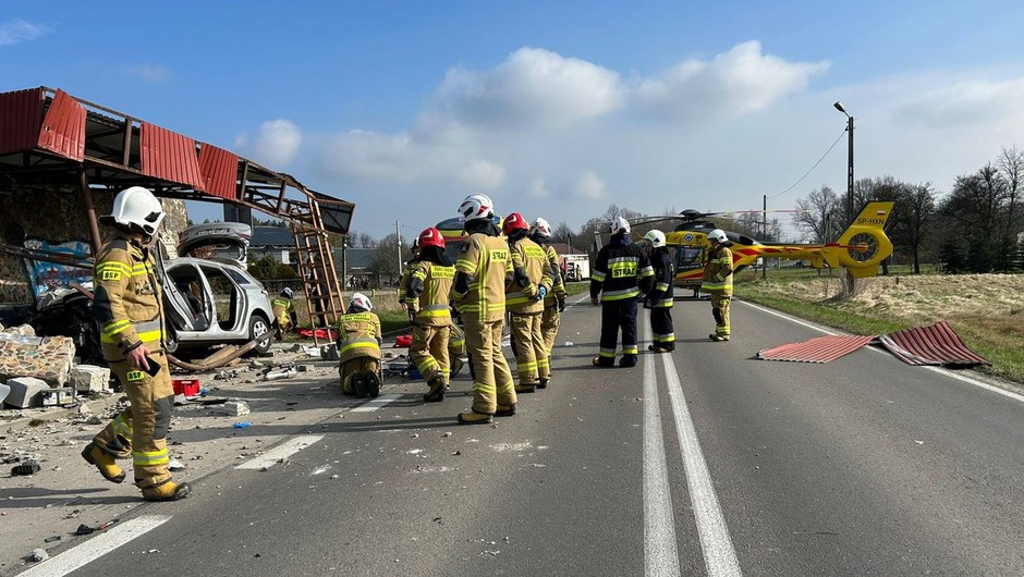 Zjechał z drogi i uderzył w przystanek. Tragedia w Dulczy Wielkiej