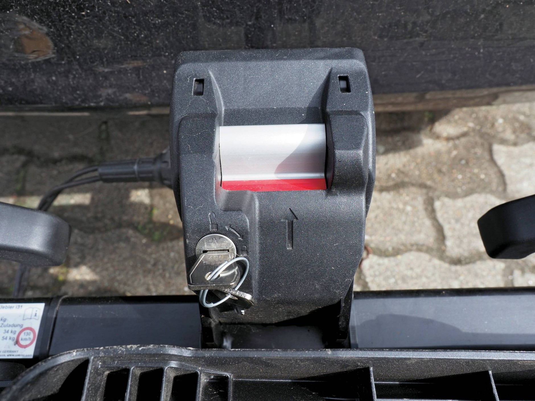 Uebler: najlżejszy spośród testowanych bagażników ma specyficzny system mocowania na haku. Jeśli widać czerwone pole, bagażnik nie jest zapięty!