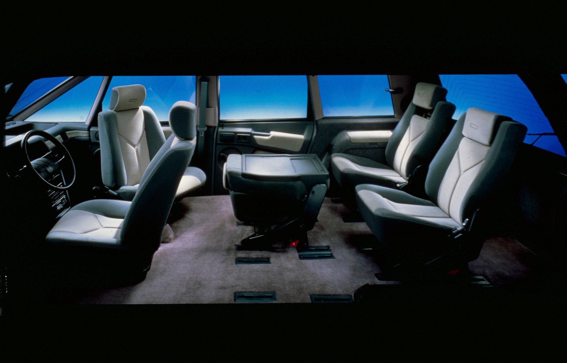 W pierwszych generacjach Renault Espace wszyscy pasażerowie mieli równie wygodne miejsca, a fotele dało się wymontować, uzyskując gigantyczną przestrzeń niczym w dużym furgonie.