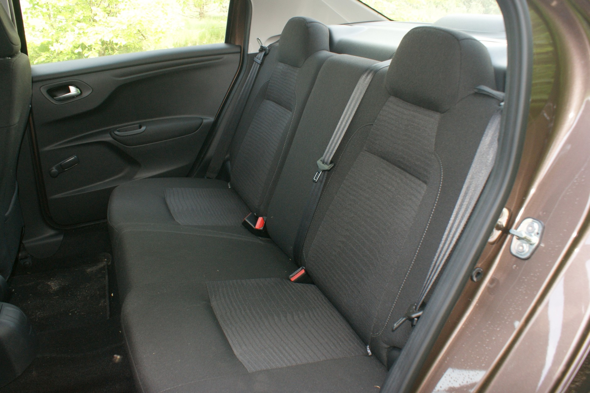 Zintegrowane zagłówki po bokach i brak środkowego to wada Peugeota 301