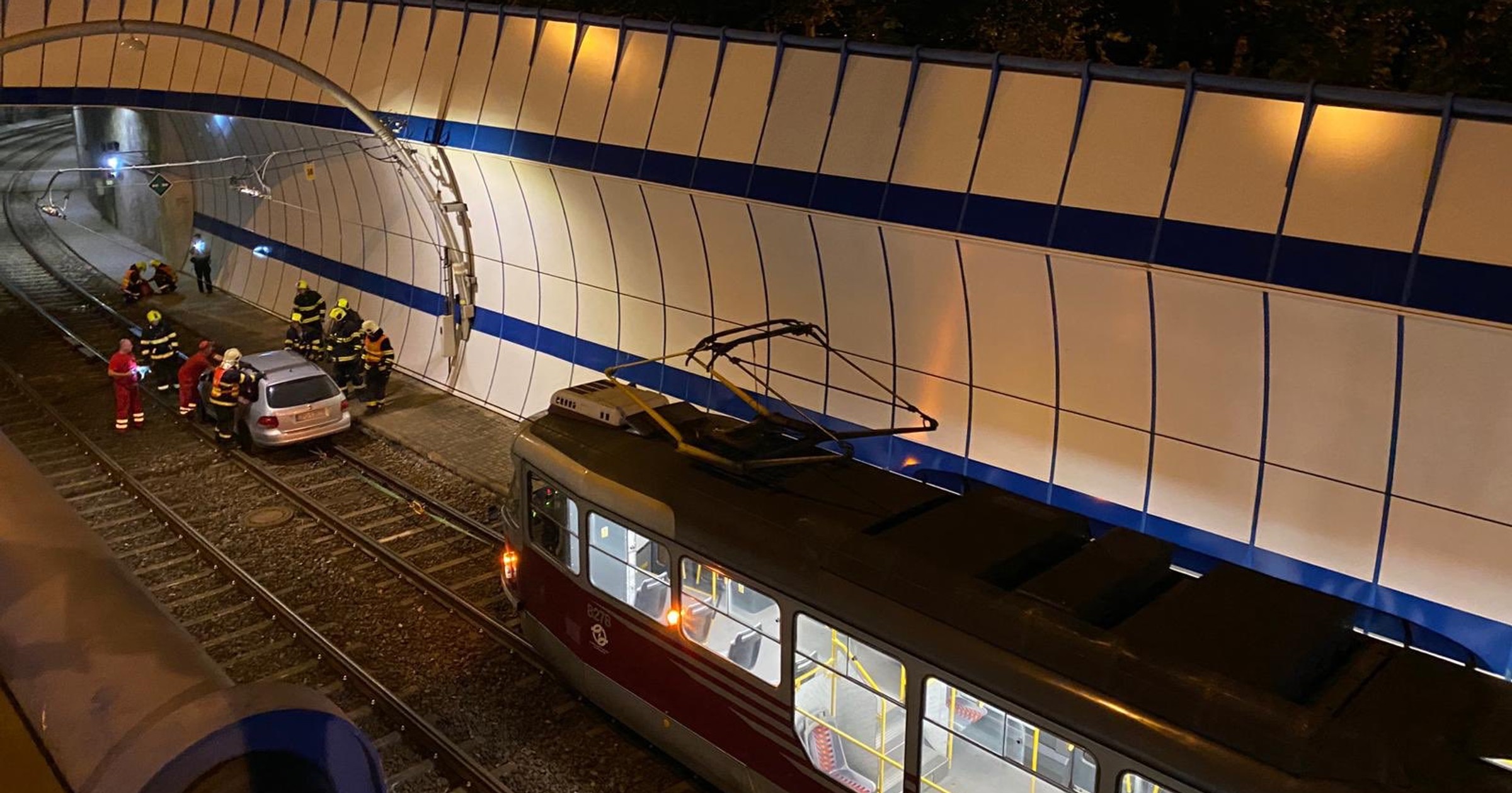 Polski kierowca wjechał do tunelu dla tramwajów w Pradze