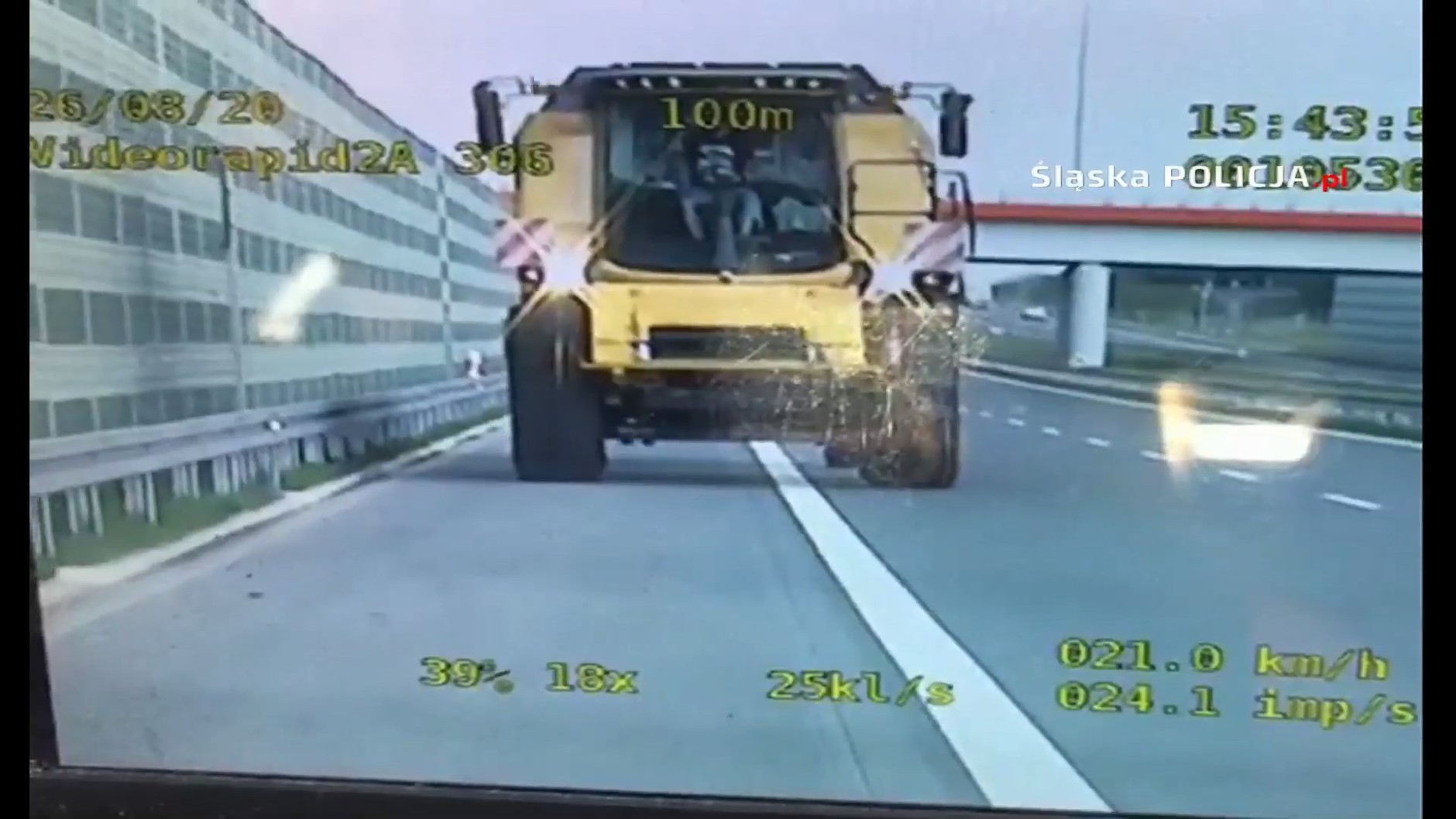 Kombajn na autostradzie A1 w okolicach Częstochowy