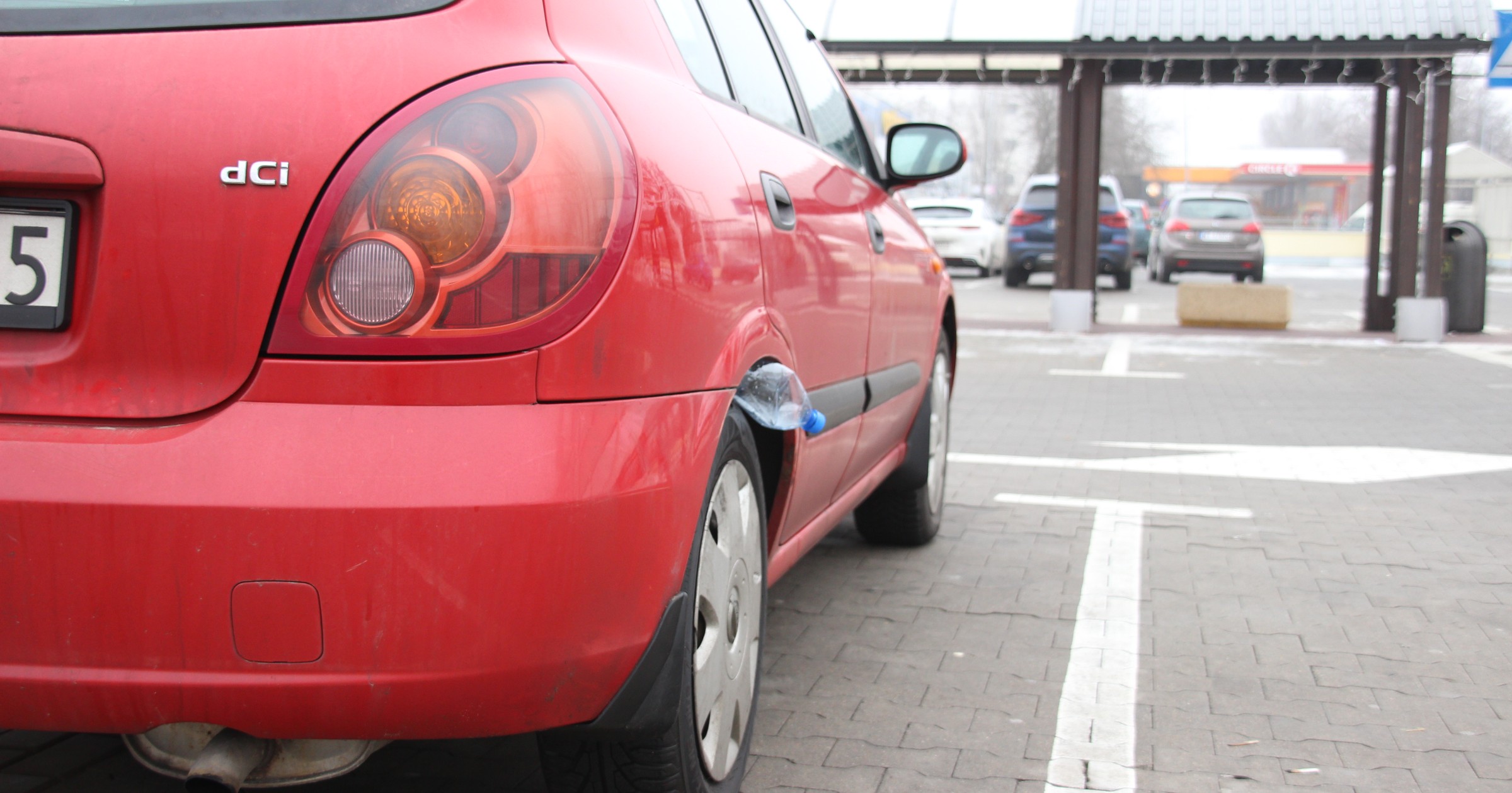 Kradzież "na butelkę" to popularna forma złodziei na okradanie kierowców na parkingach