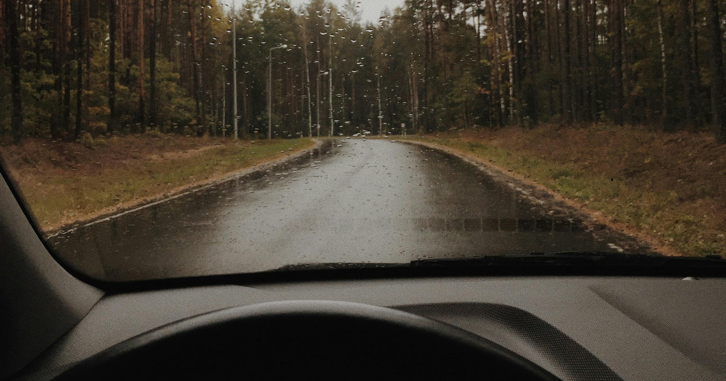 Mokra jesienna droga