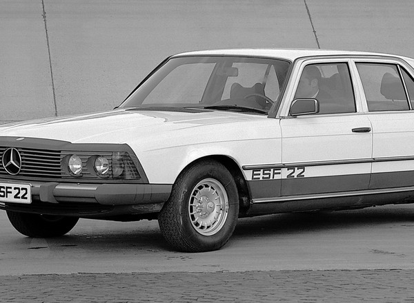 Mercedes ESF ocalił życie tysiącom kierowców. Co to za pojazd?