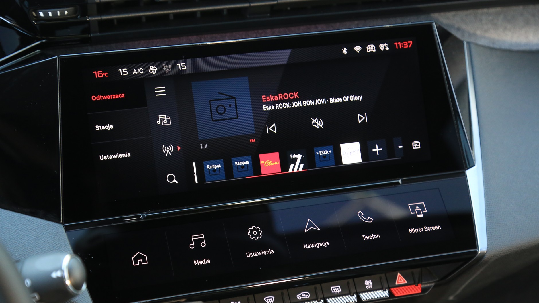 Ustawienie ikon można dopasowywać do preferencji. Programowalne są także wirtualne przyciski pod ekranem