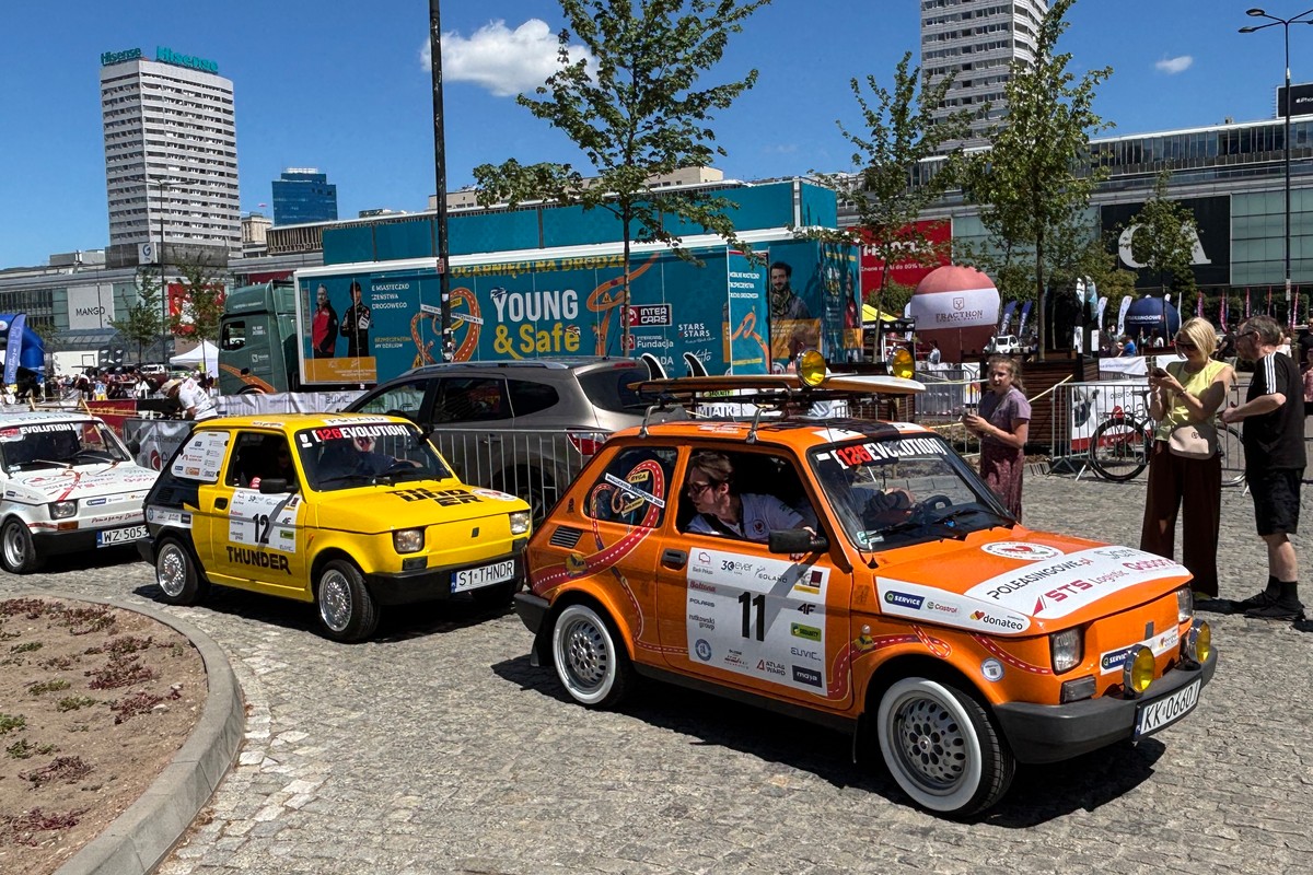 Wielka Wyprawa Maluchów wyruszyła z Warszawy. 98 Fiatów 126 objedzie Bałtyk