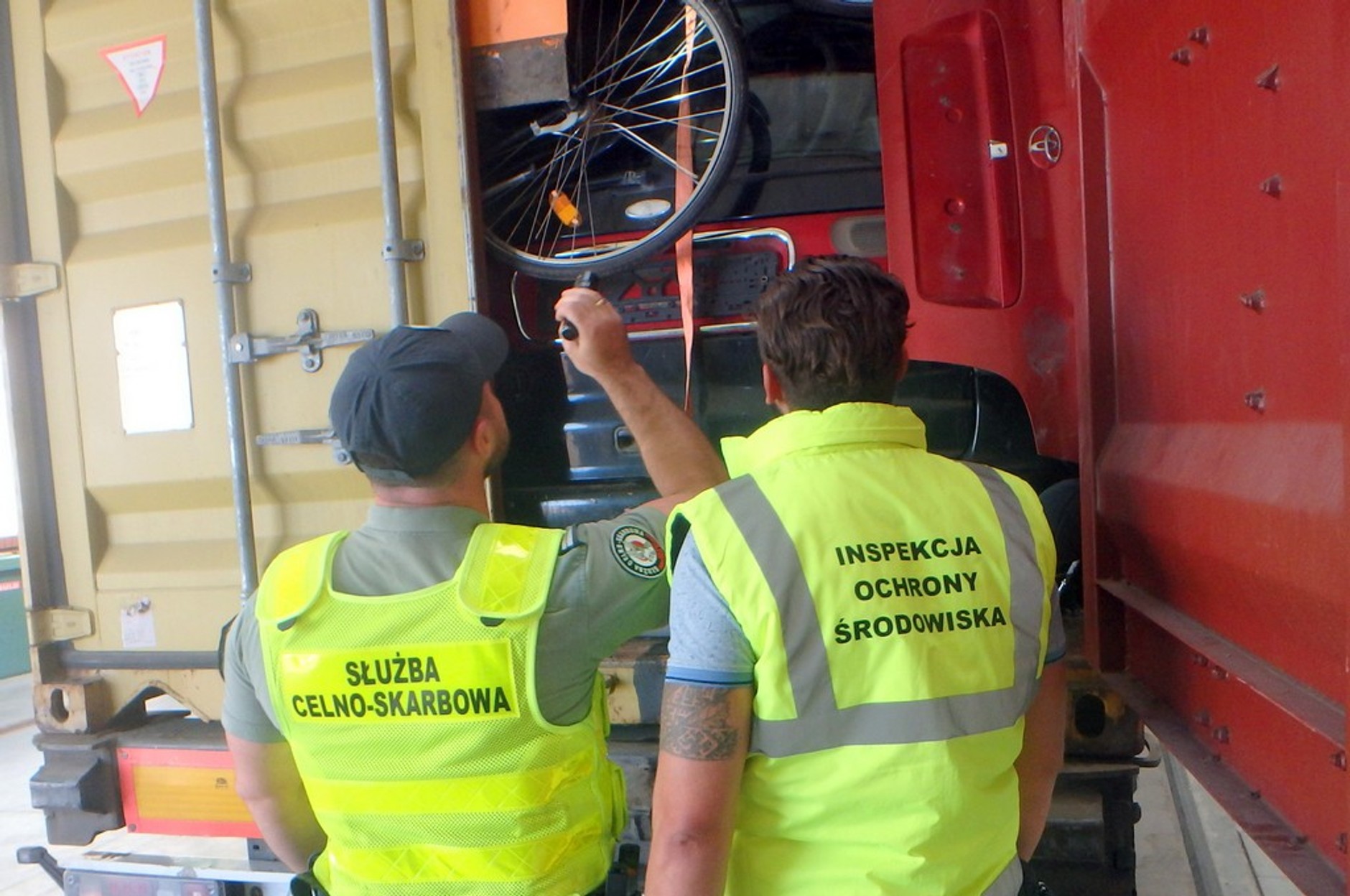 Przewozili niebezpieczne odpady motoryzacyjne. Byli już prawie na granicy