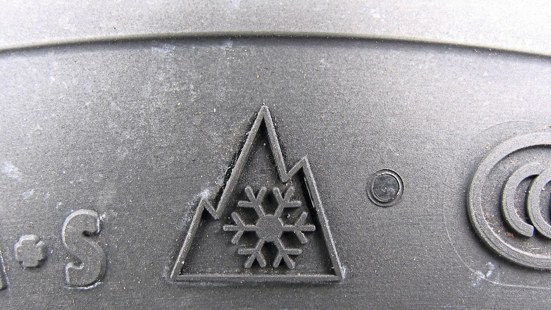 Opony sprzedawane na rynku europejskim, jeśli spełniają minimalne wymogi dla opon zimowych, muszą być oznaczone symbolem 3PMSF (Three-Peak Mountain Snow Flake – śnieżynka na tle trzech szczytów). Takie oznaczenia mają też prawdziwe opony całoroczne.